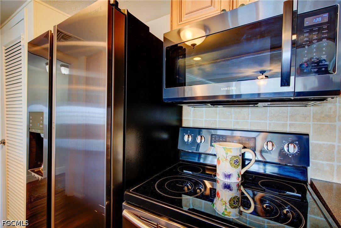 1 Bed Waterfront Home for Sale in Fort Myers, photo 15