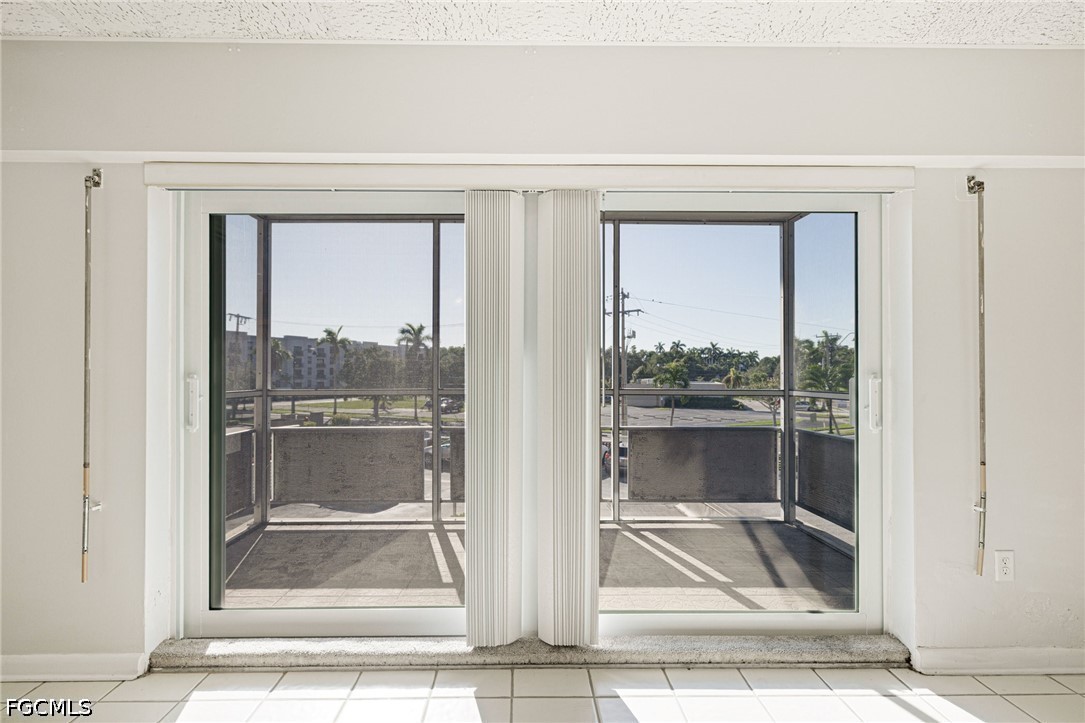 1 Bed Waterfront Home for Sale in Fort Myers, photo 15