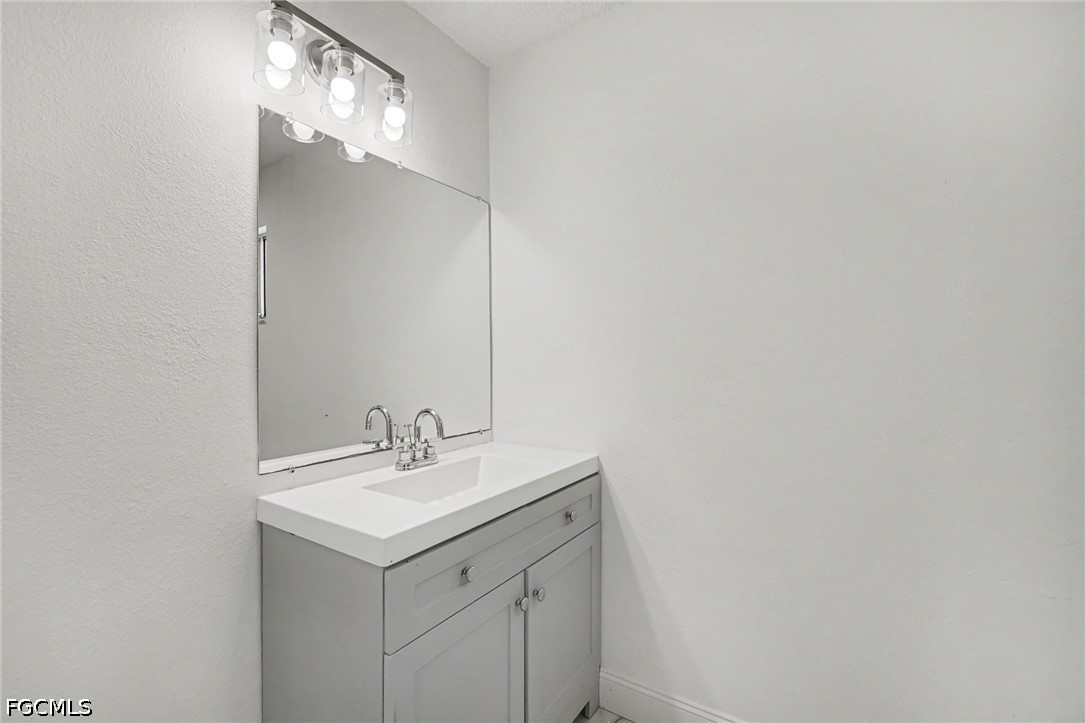 2 Bed SingleFamilyResidence for Sale in Cape Coral, photo 15