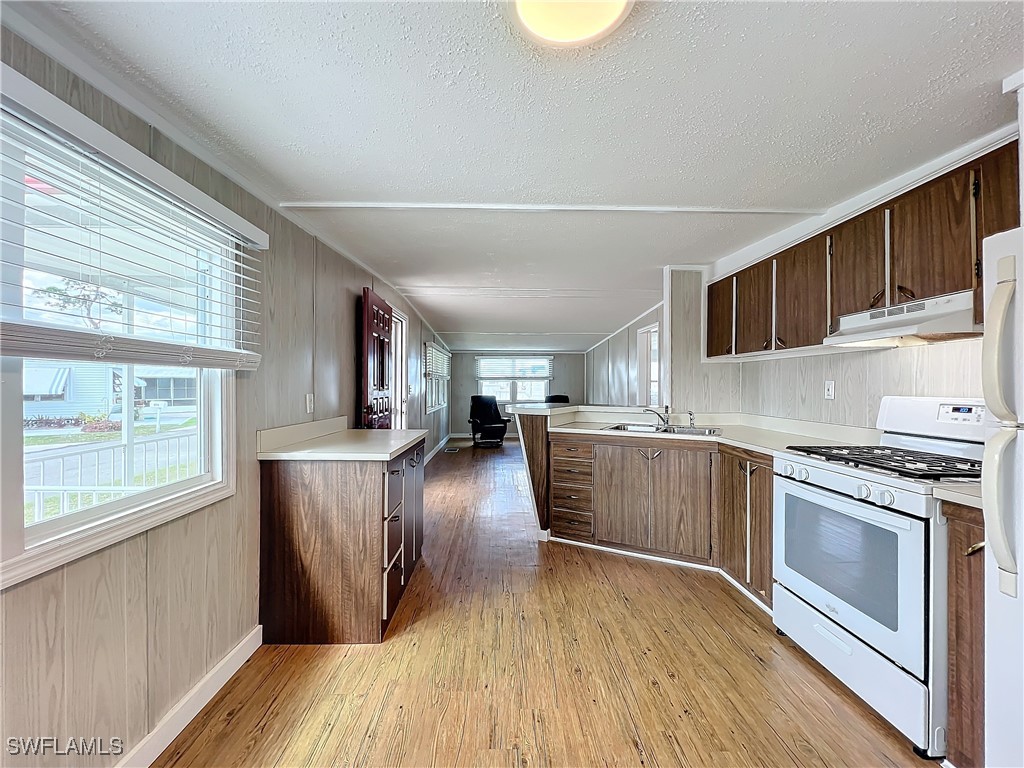 2 Bed ManufacturedHome for Sale in Mobile Manor, FL, $75,000 — photo 16