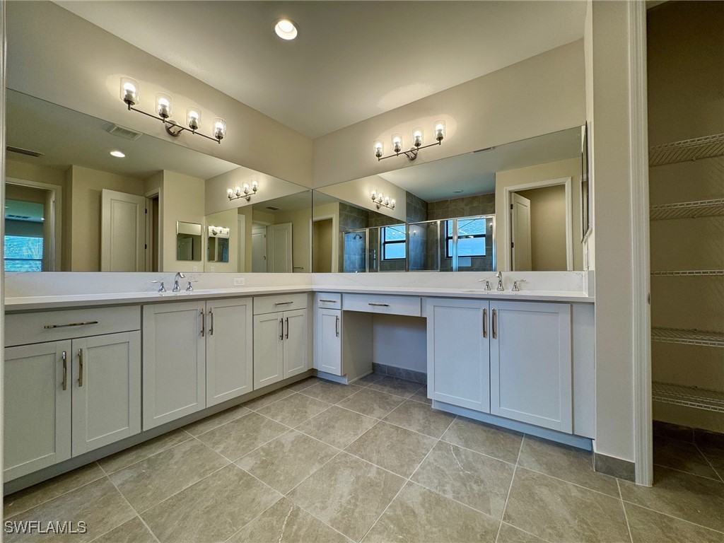 3 Bed SingleFamilyResidence for Sale in Valencia Harbor, FL — photo 16