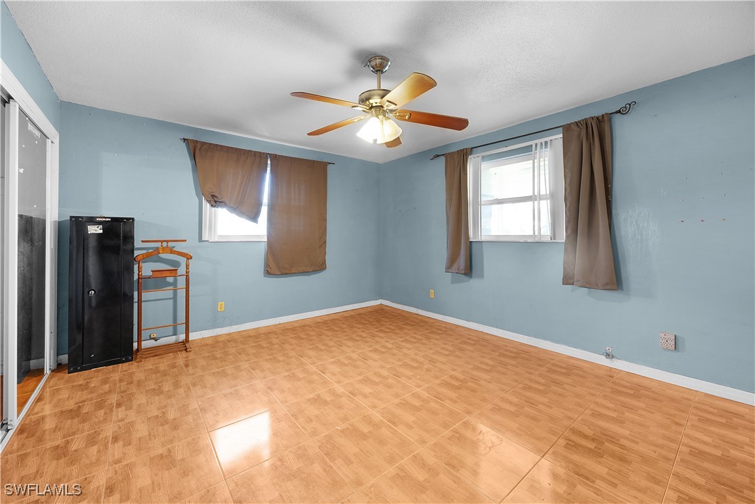 5 Bed SingleFamilyResidence for Sale in Wedgewood, photo 16