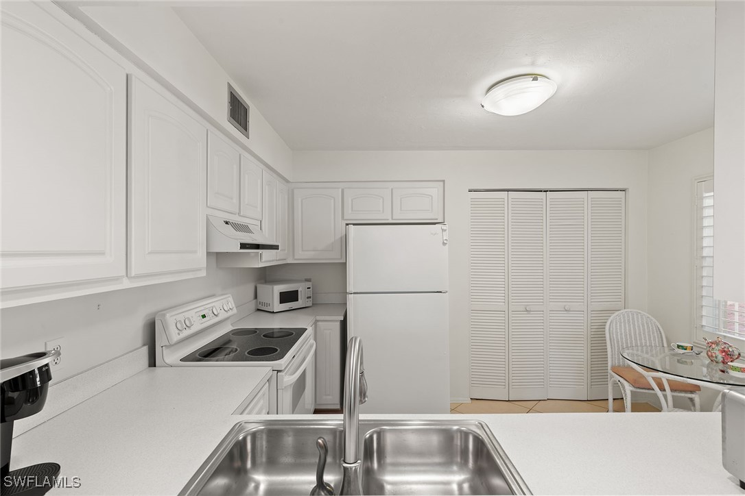 2 Bed Condominium for Sale in Foxmoor, FL, $255,000 — photo 16