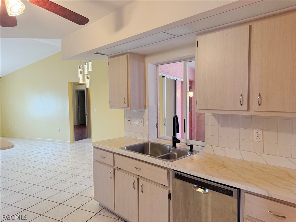 3 Bed SingleFamilyResidence for Sale in Lehigh Acres, photo 16