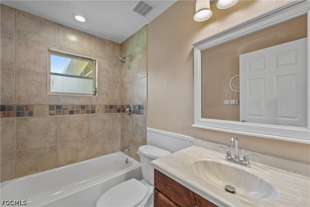 2 Bed SingleFamilyResidence for Sale in North Fort Myers, photo 16