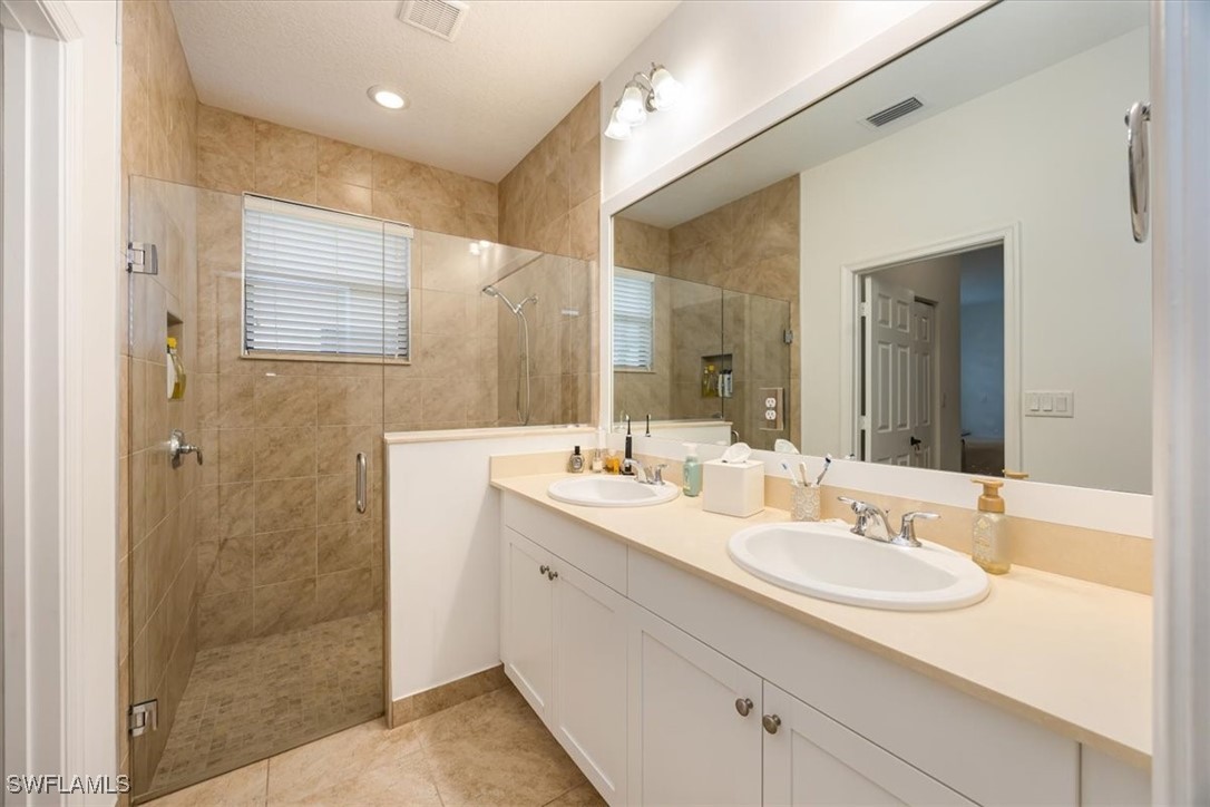3 Bed SingleFamilyResidence for Sale in Silverwood, FL — photo 17