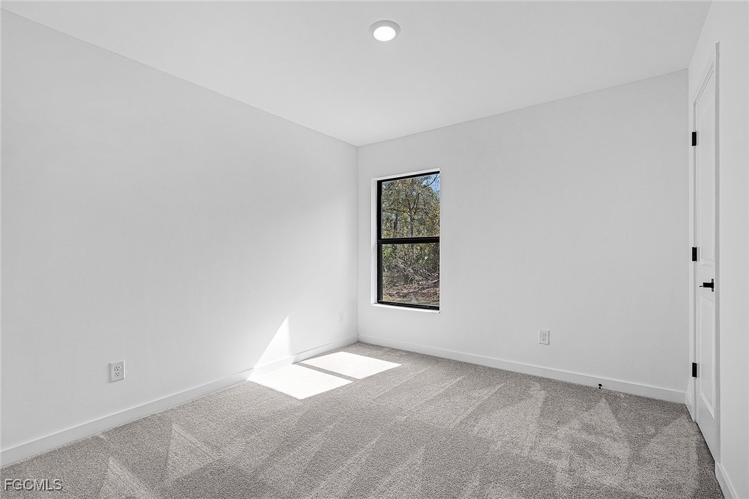 3 Bed SingleFamilyResidence for Sale in Mirror Lakes, photo 17