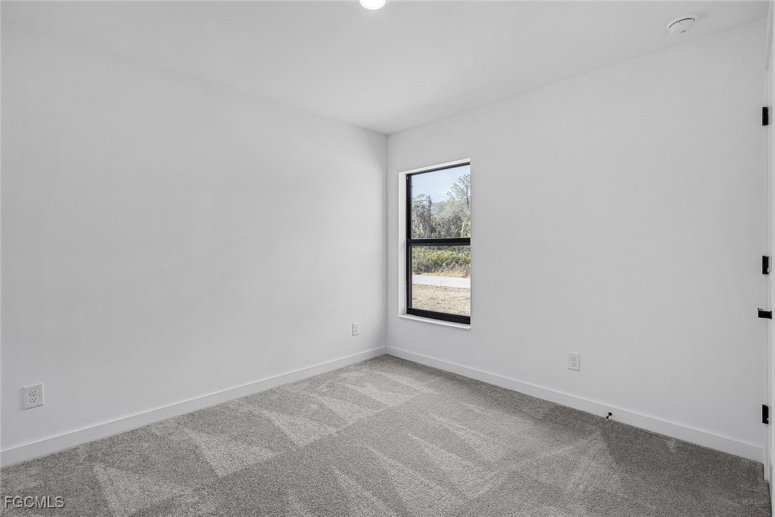 3 Bed SingleFamilyResidence for Sale in Mirror Lakes, photo 17