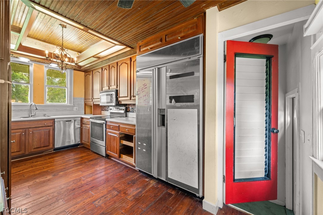 3 Bed SingleFamilyResidence for Sale in Bayshore Park, FL — photo 17