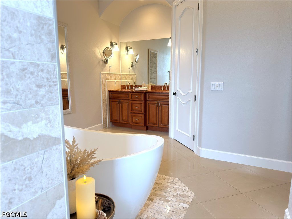 5 Bed SingleFamilyResidence for Sale in Naples, FL — photo 17