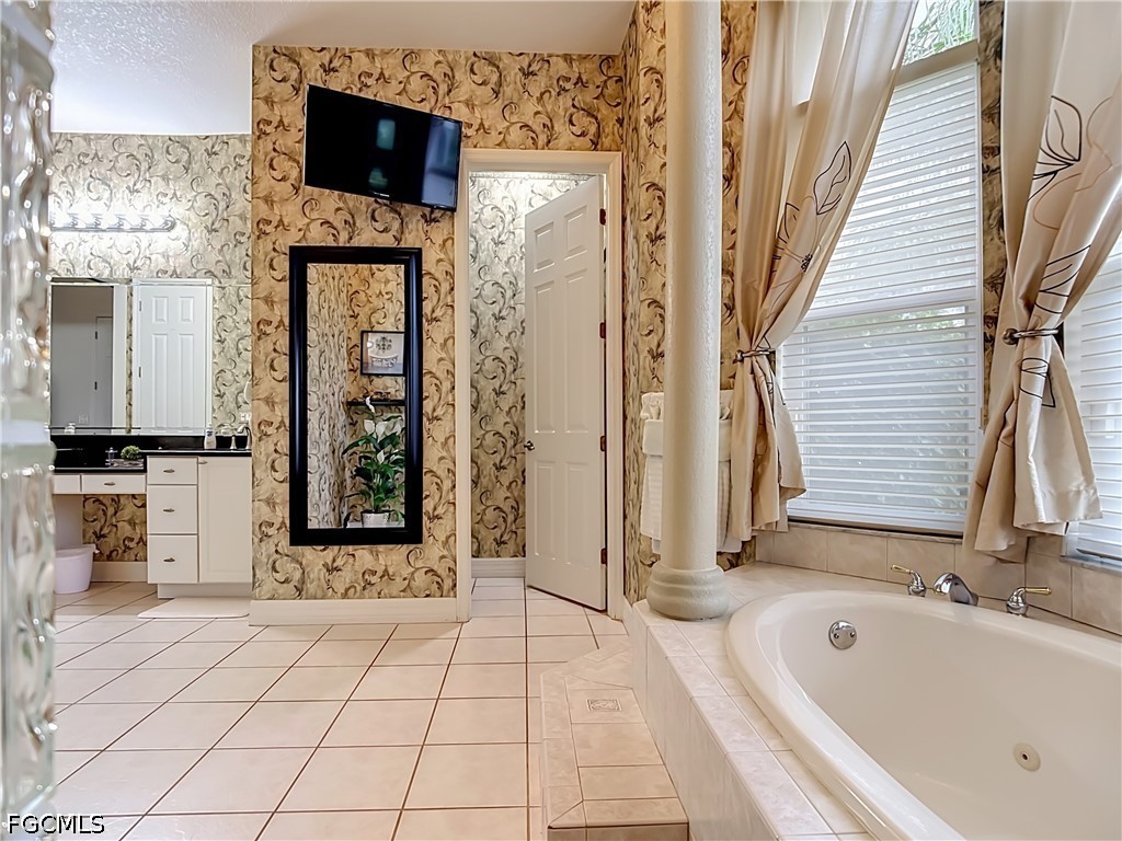 3 Bed Pool Home for Sale in Cape Coral, photo 17