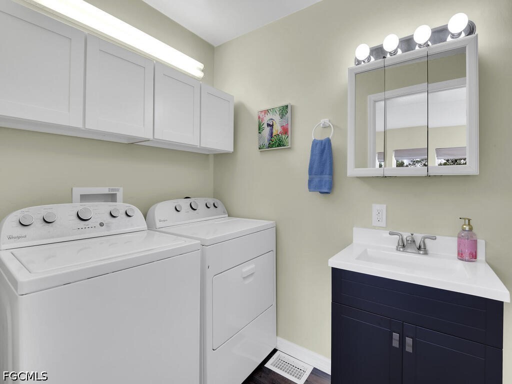 2 Bed Waterfront Home for Sale in Fort Myers, photo 17