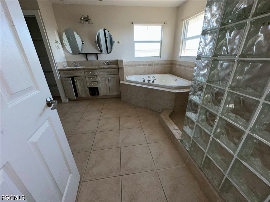 3 Bed SingleFamilyResidence for Sale in Cape Coral, photo 18