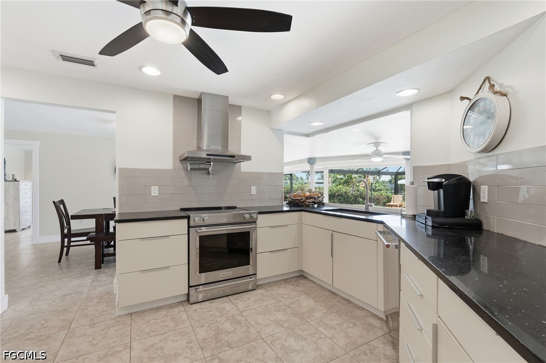 3 Bed Pool Home for Sale in Cape Coral, photo 18