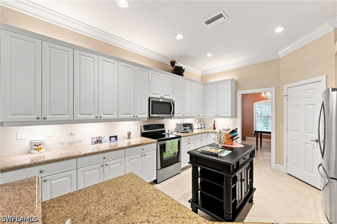 2 Bed Pool Home for Sale in Hawthorne, photo 18