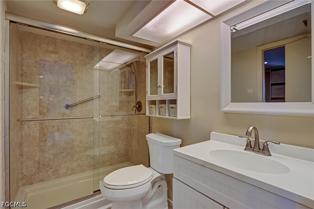 1 Bed Waterfront Home for Sale in Fort Myers, photo 18