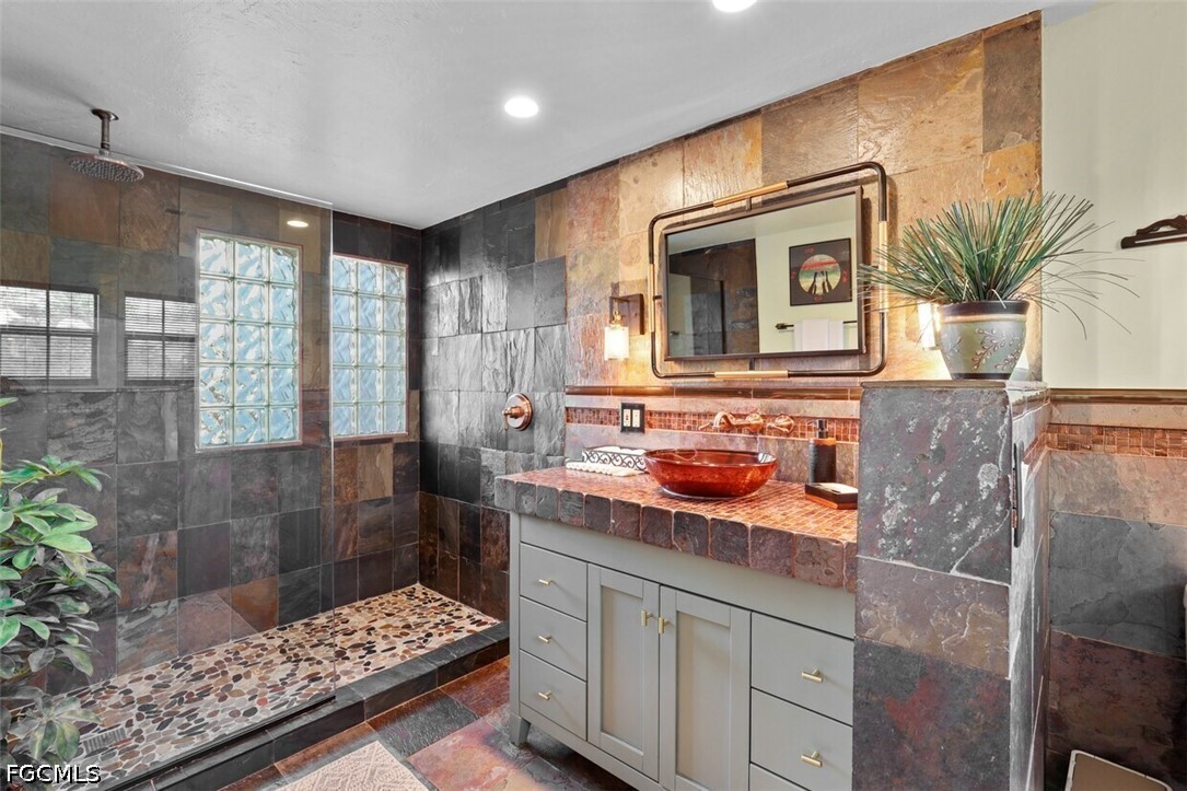 8 Bed Pool Home for Sale in Kings Lake, photo 18