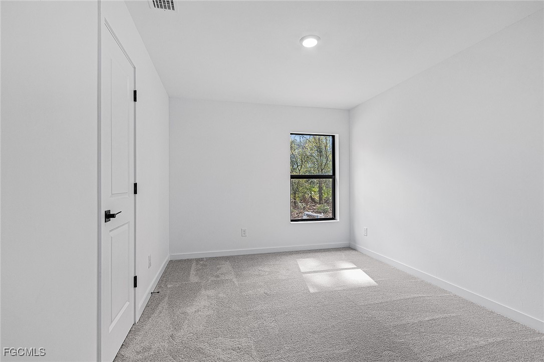 3 Bed SingleFamilyResidence for Sale in Mirror Lakes, photo 19