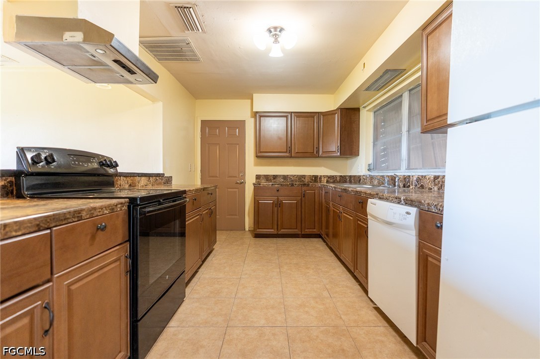 2 Bed SingleFamilyResidence for Sale in Cape Coral, photo 19