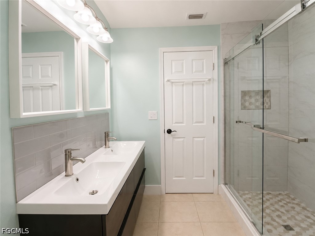 3 Bed SingleFamilyResidence for Sale in Cape Coral, photo 19