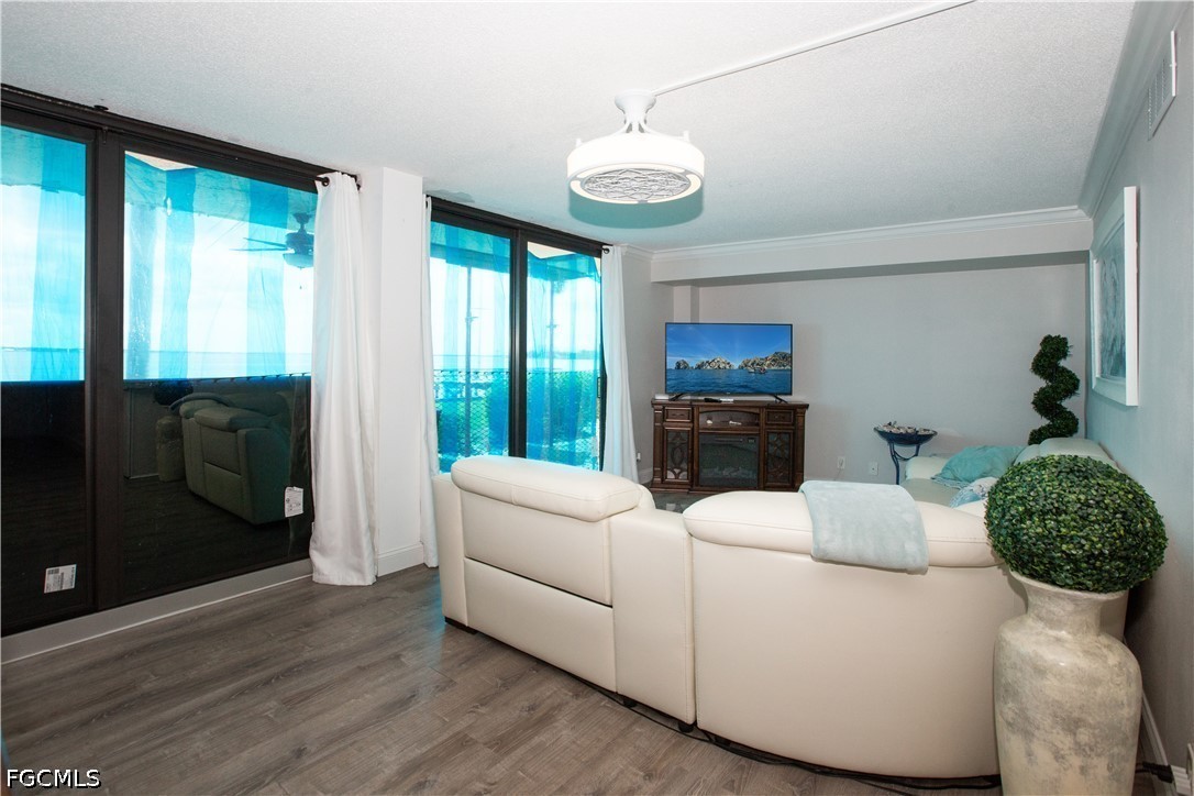1 Bed Waterfront Home for Sale in Schooner Bay, photo 19