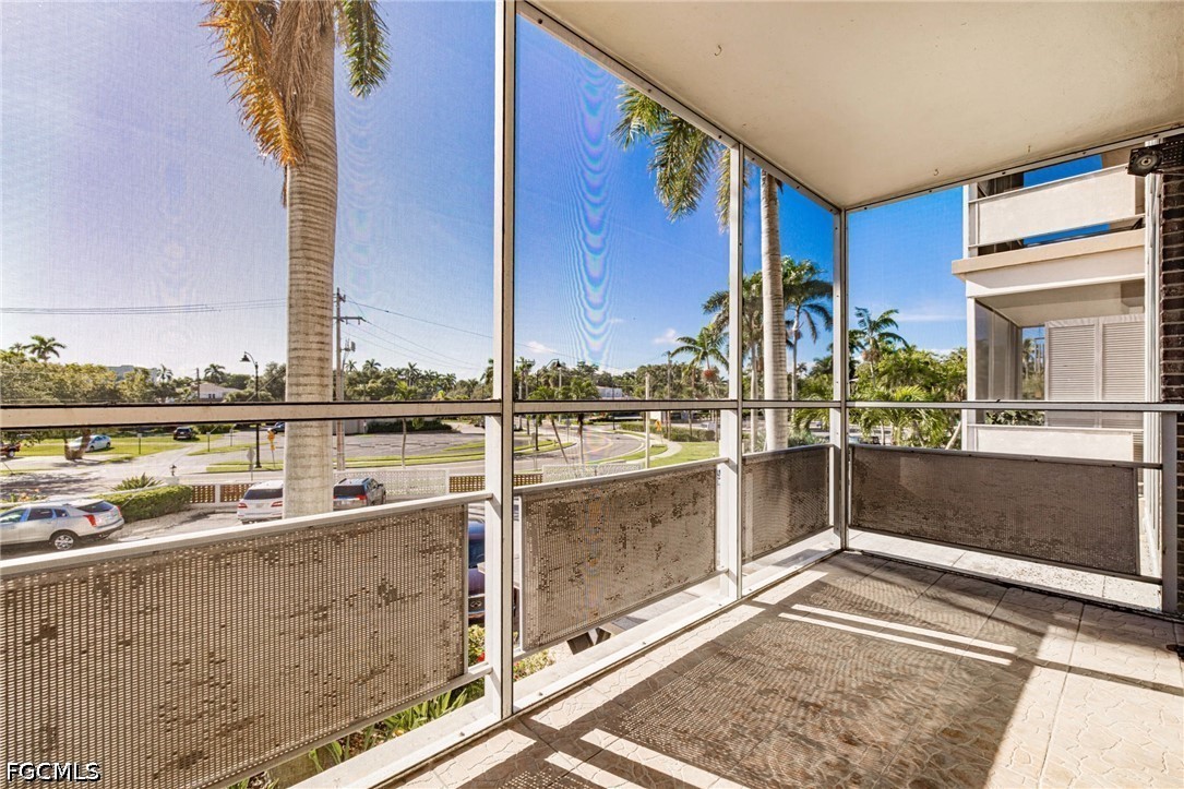 1 Bed Waterfront Home for Sale in Fort Myers, photo 19