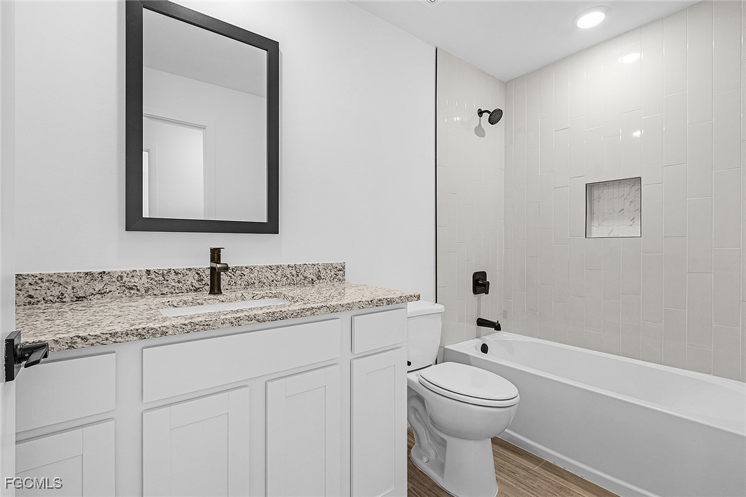 3 Bed SingleFamilyResidence for Sale in Mirror Lakes, photo 20