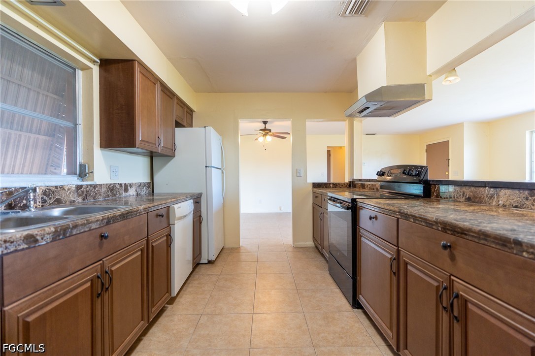 2 Bed SingleFamilyResidence for Sale in Cape Coral, photo 20