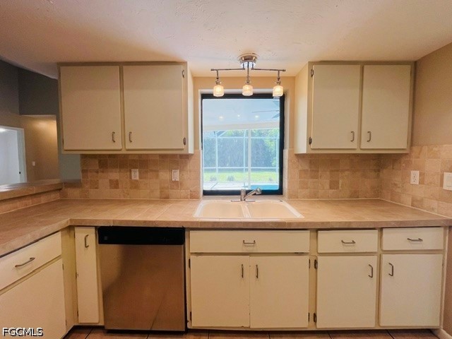 3 Bed Pool Home for Sale in Cape Coral, photo 20