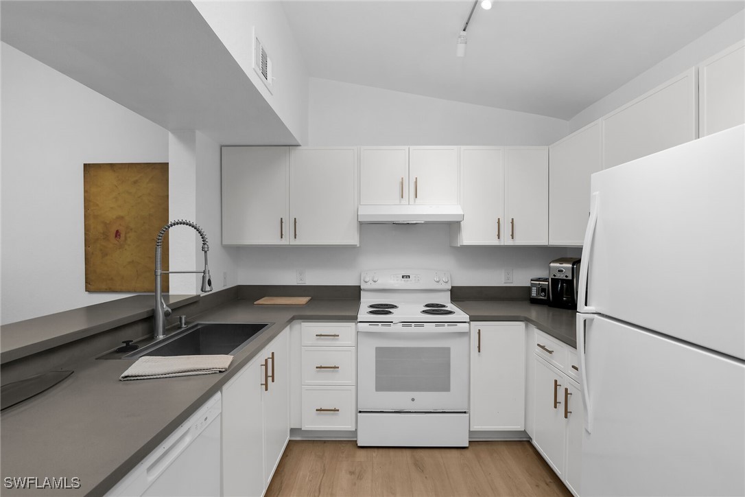2 Bed Condominium for Sale in Naples, photo 3