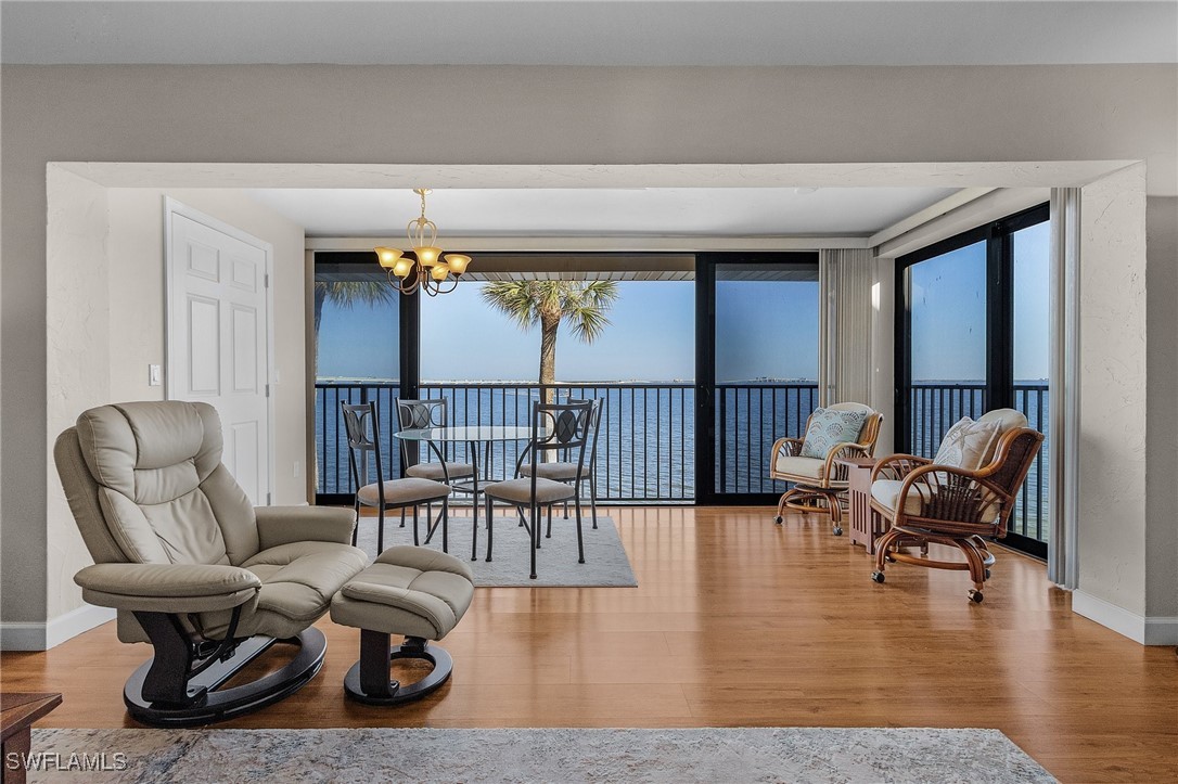 1 Bed Waterfront Home for Sale in Sanibel, photo 3