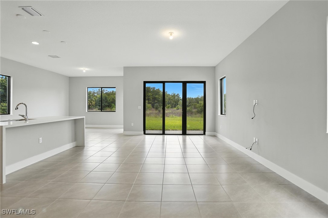 3 Bed SingleFamilyResidence for Sale in Silverwood, FL — photo 3
