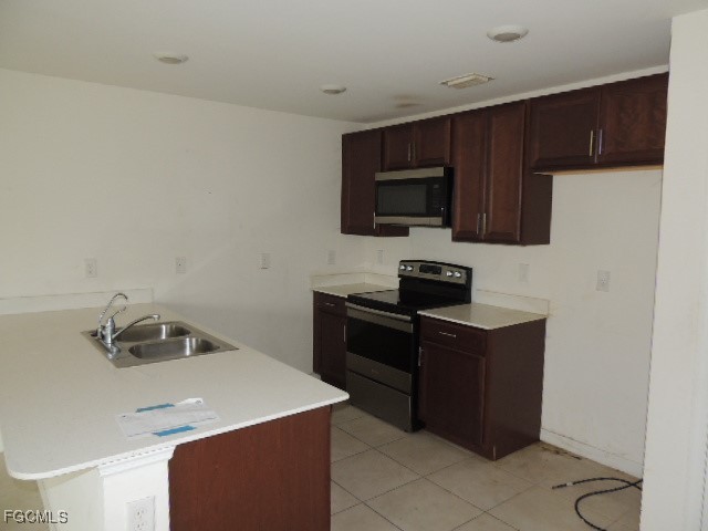 4 Bed SingleFamilyResidence for Sale in Cape Coral, photo 3