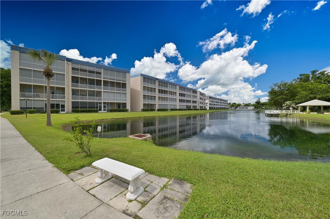 1 Bed Waterfront Home for Sale in Fort Myers, photo 3