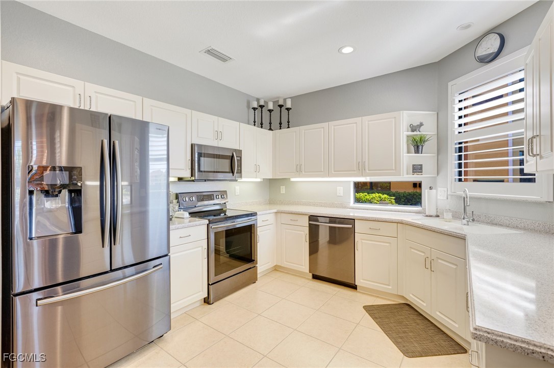 3 Bed Waterfront Home for Sale in Fort Myers, photo 3