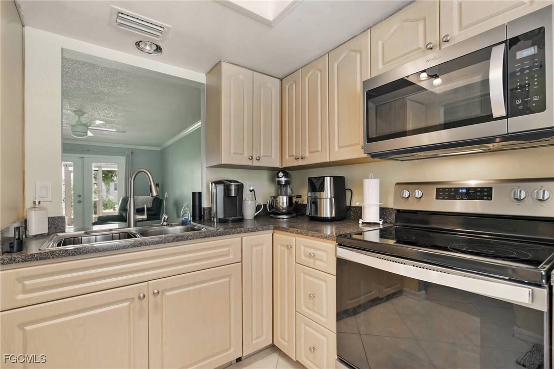 2 Bed Condominium for Sale in Cape Coral, photo 3