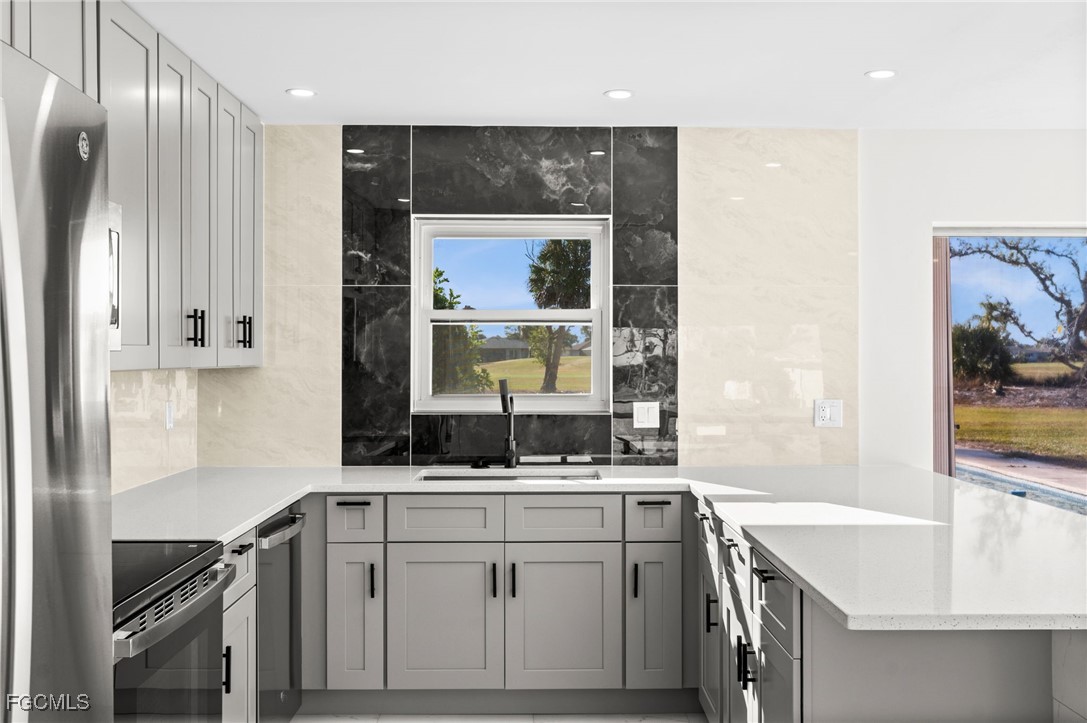 3 Bed Pool Home for Sale in Oakland Hills, photo 3