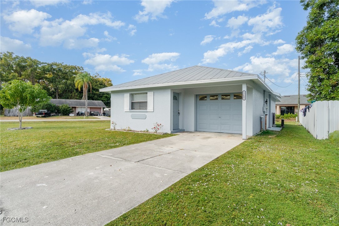3 Bed SingleFamilyResidence for Sale in Fort Myers, photo 3