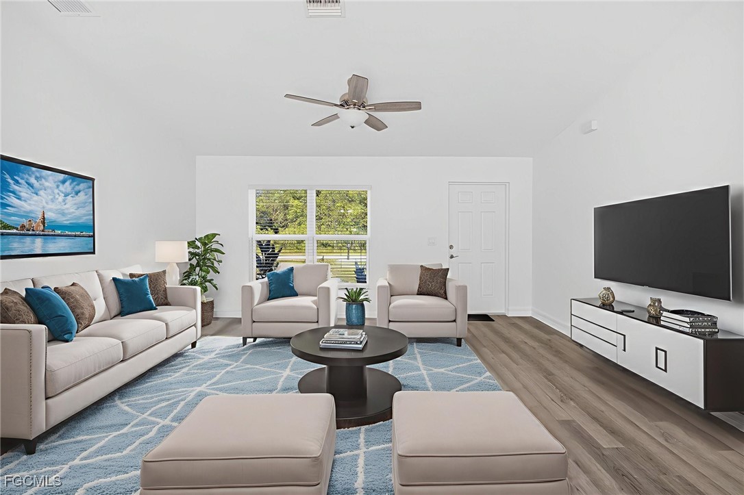 3 Bed SingleFamilyResidence for Sale in Cape Coral, photo 3