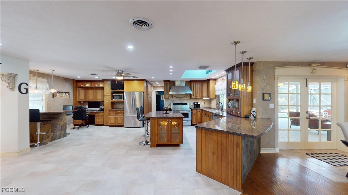 3 Bed Pool Home for Sale in Meadows, photo 3