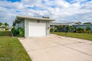 2 Bed Attached for Sale in Fort Myers, photo 3