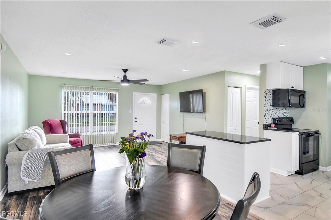 2 Bed SingleFamilyResidence for Sale in Port Charlotte, photo 3