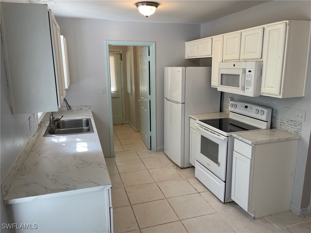 3 Bed SingleFamilyResidence for Sale in Leawood Lakes, FL — photo 3