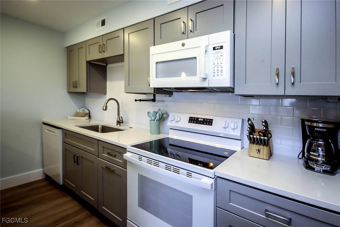 1 Bed Pool Home for Sale in Sanibel, photo 3