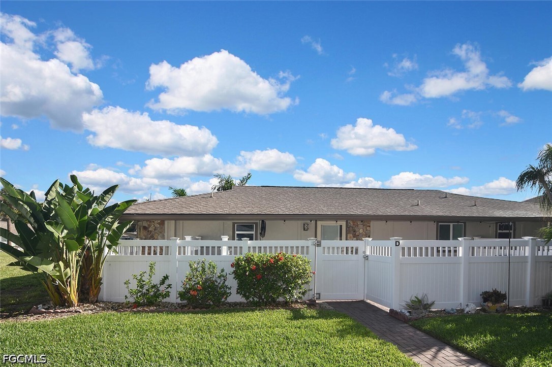 2 Bed Waterfront Home for Sale in Fort Myers, photo 3
