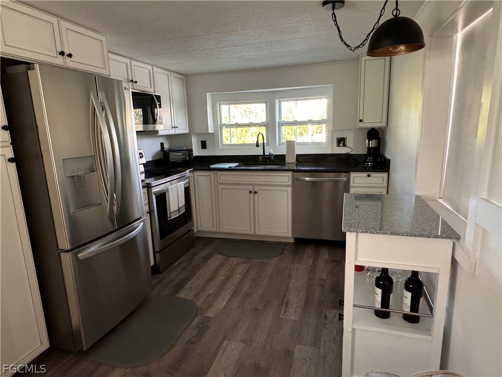 2 Bed Waterfront Home for Sale in Fort Myers, photo 3