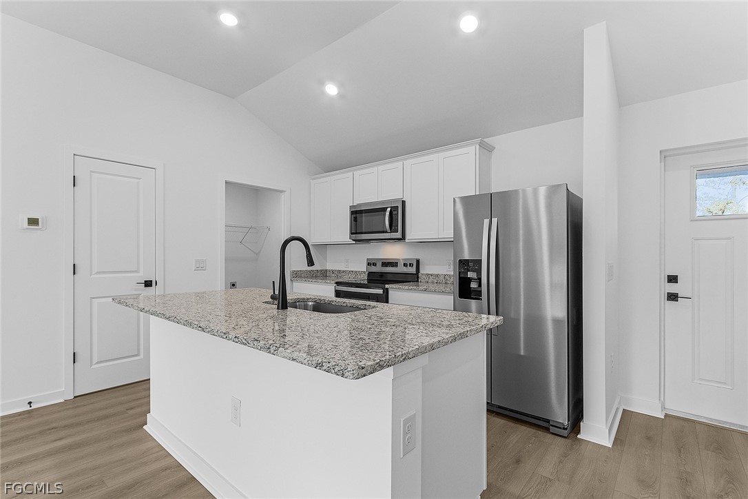 3 Bed SingleFamilyResidence for Sale in Cape Coral, photo 3