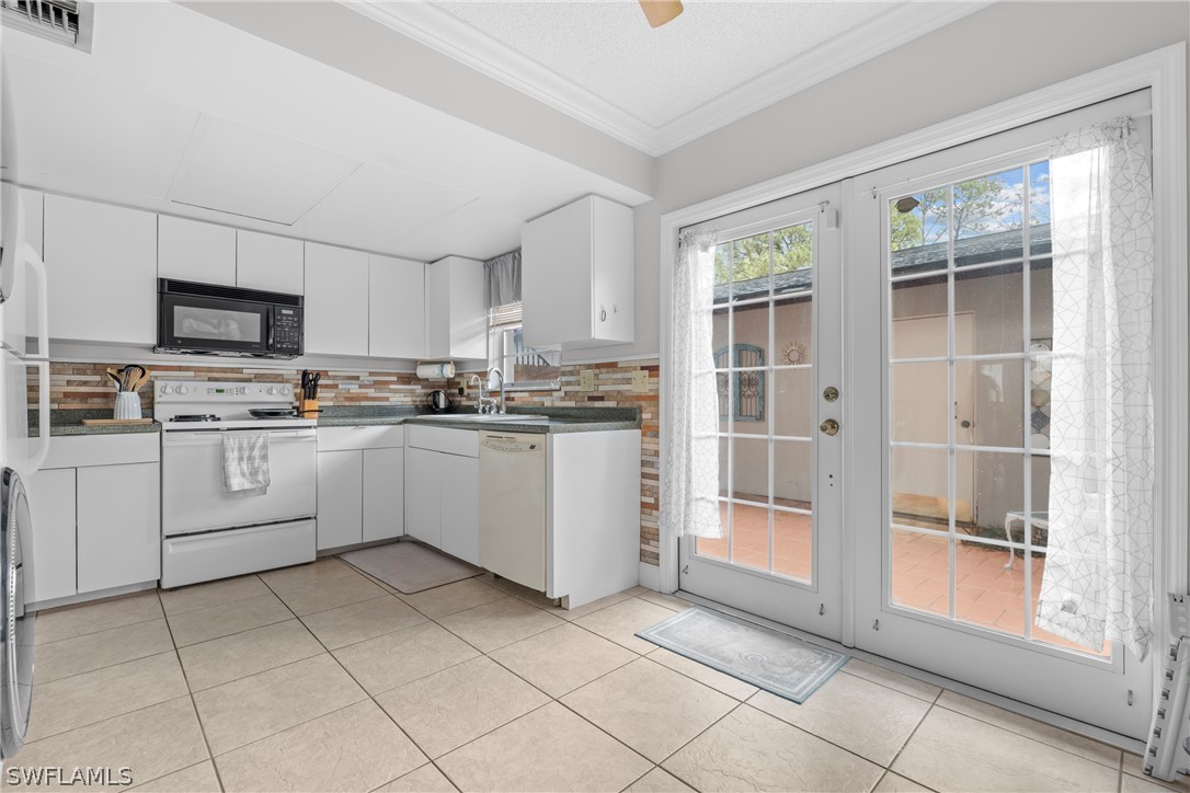 2 Bed Condominium for Sale in Naples, FL, $220,000 — photo 3