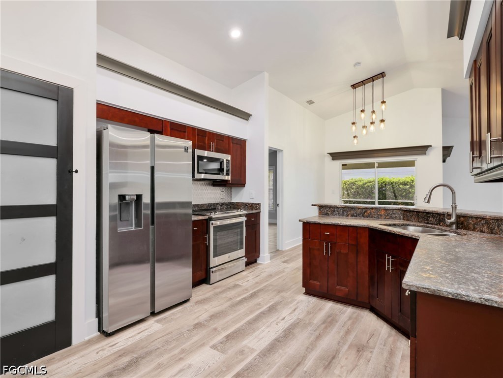 3 Bed SingleFamilyResidence for Sale in Stoneybrook, FL — photo 3