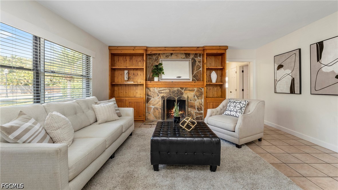 3 Bed SingleFamilyResidence for Sale in Fort Myers, FL — photo 3